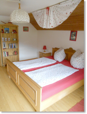 Doppelbett im Schlafzimmer Doppelbett im Schlafzimmer