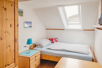 Bett unter dem Fenster